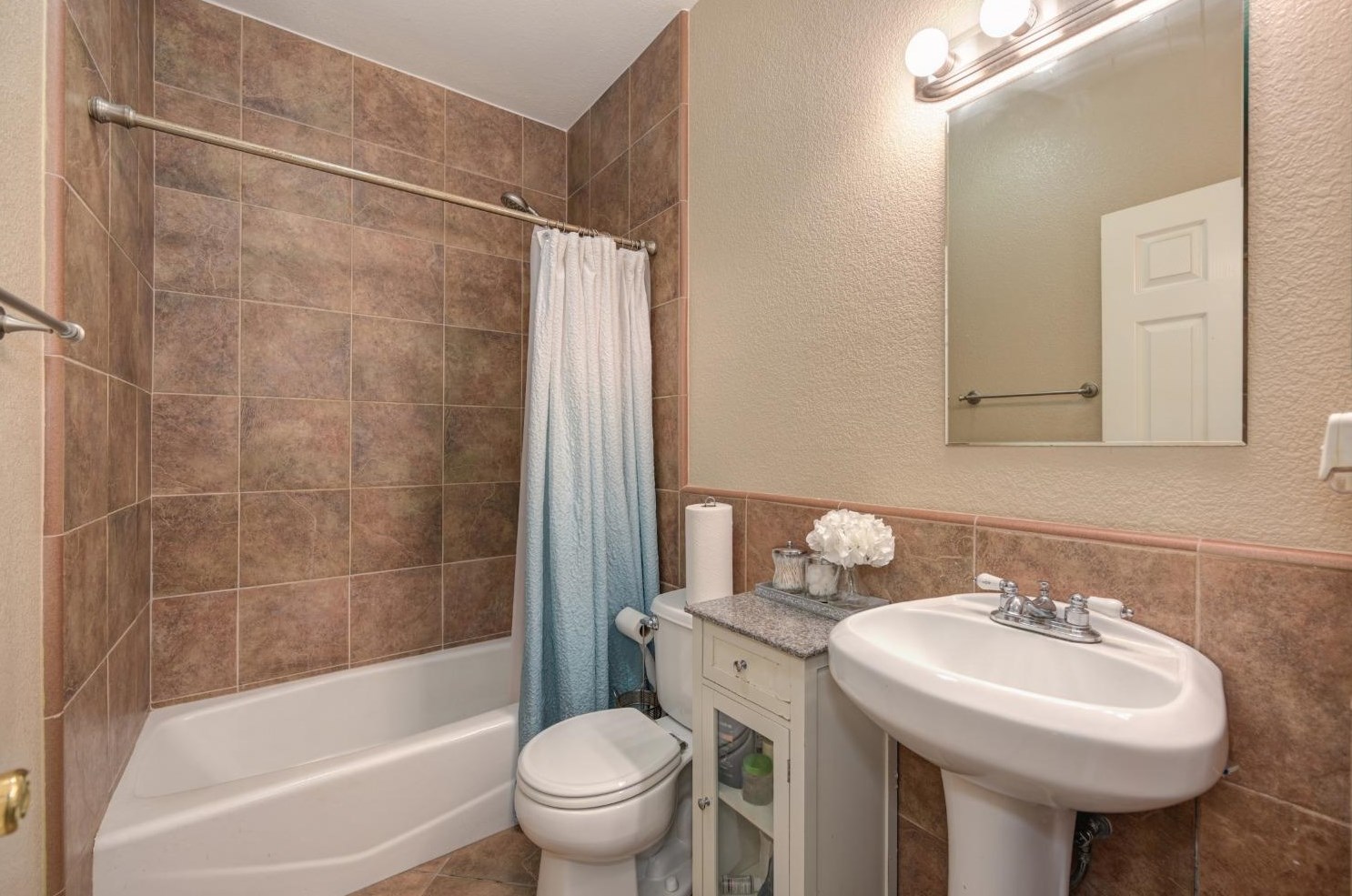 8240 Rebekah Ct, Sacramento CA  95829-9514 exterior