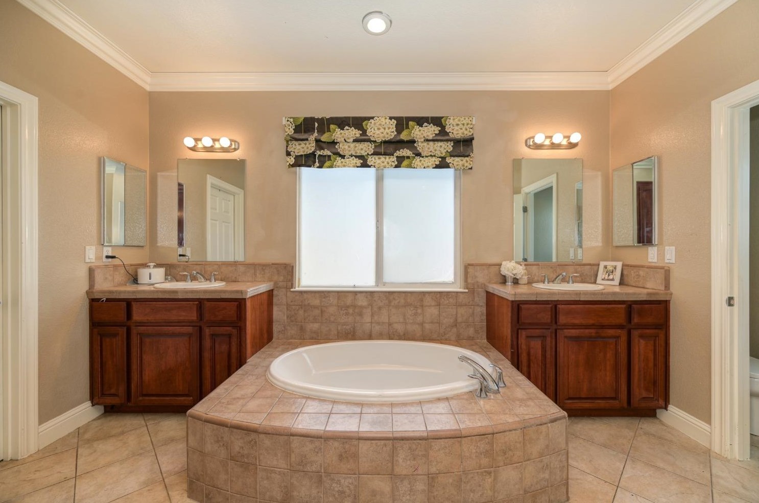 8240 Rebekah Ct, Sacramento CA  95829-9514 exterior