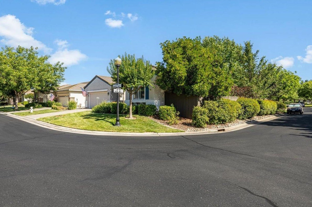 2500 Emerald Lake Ln, Elk Grove, CA 95758-3607