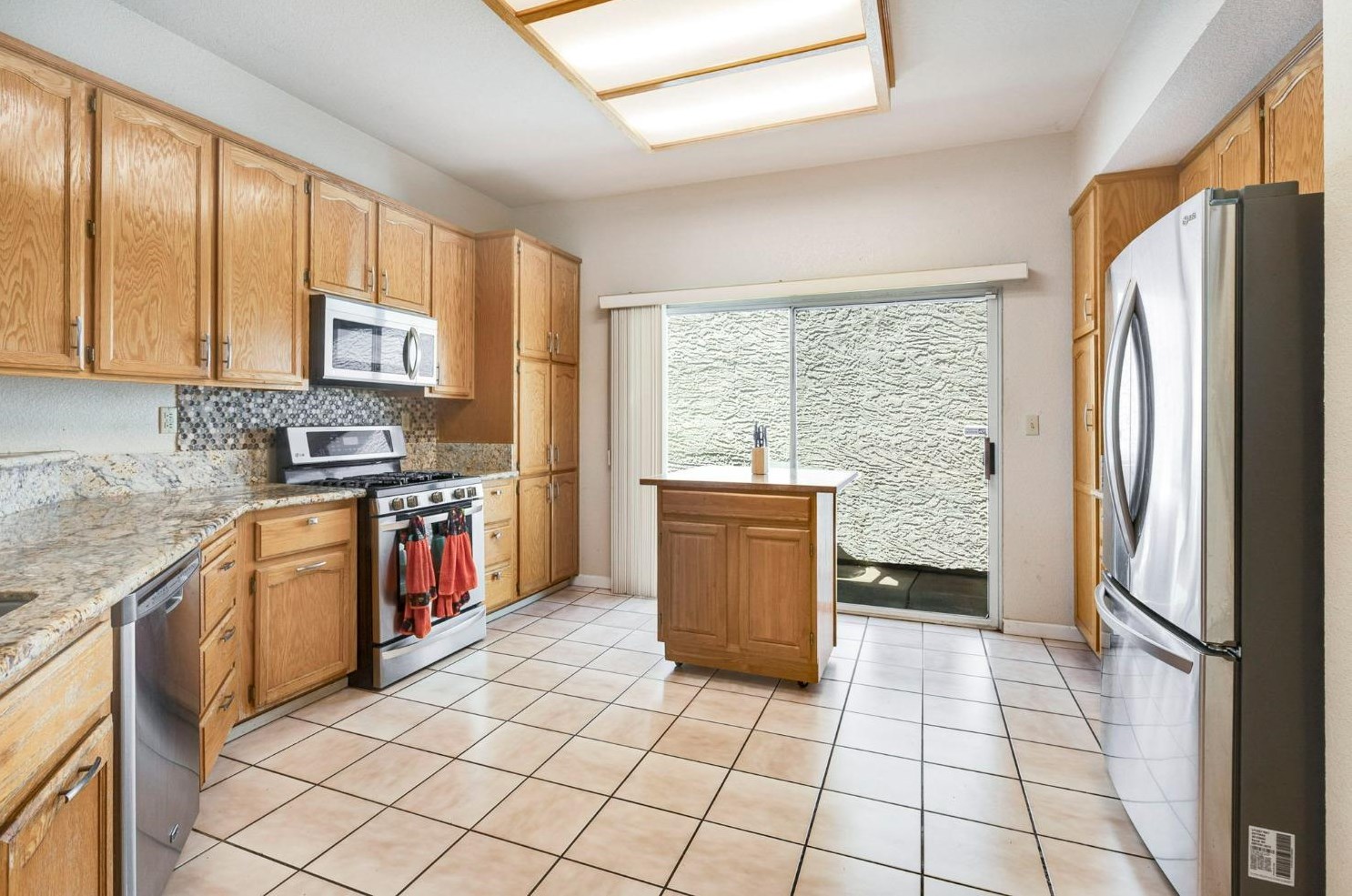 7124 Sunbreeze Ln, Sacramento CA  95828-6263 exterior