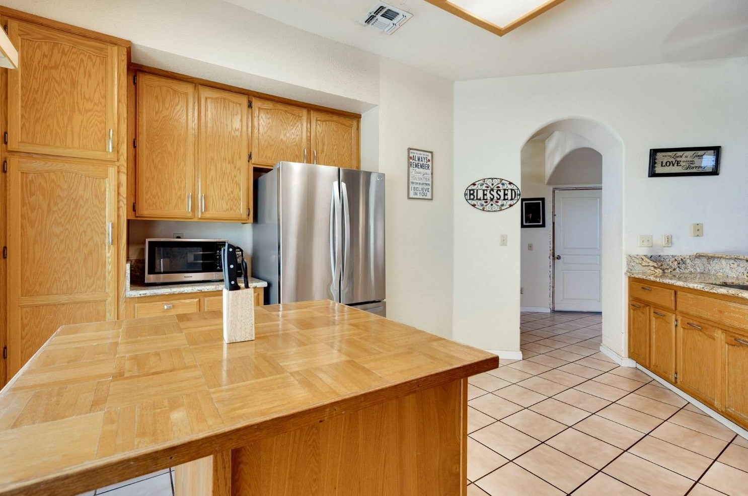7124 Sunbreeze Ln, Sacramento CA  95828-6263 exterior