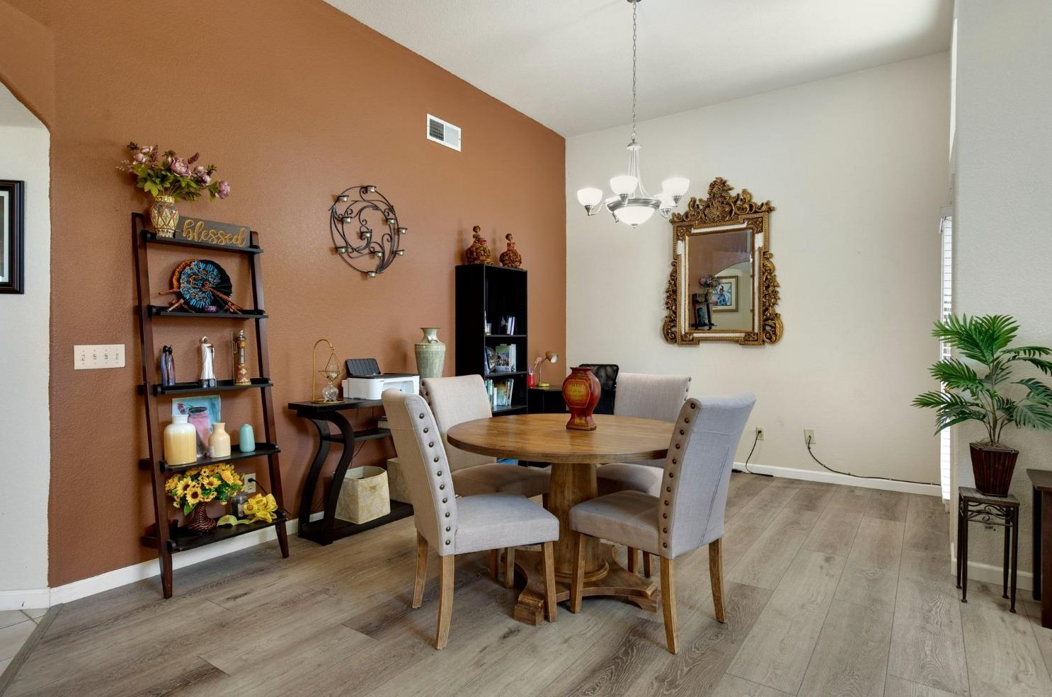 7124 Sunbreeze Ln, Sacramento CA  95828-6263 exterior