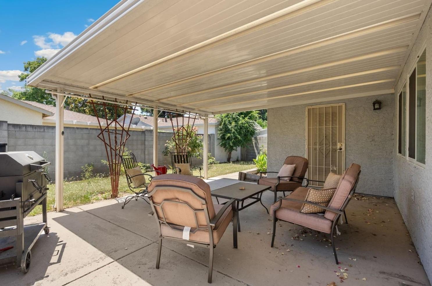 7124 Sunbreeze Ln, Sacramento CA  95828-6263 exterior