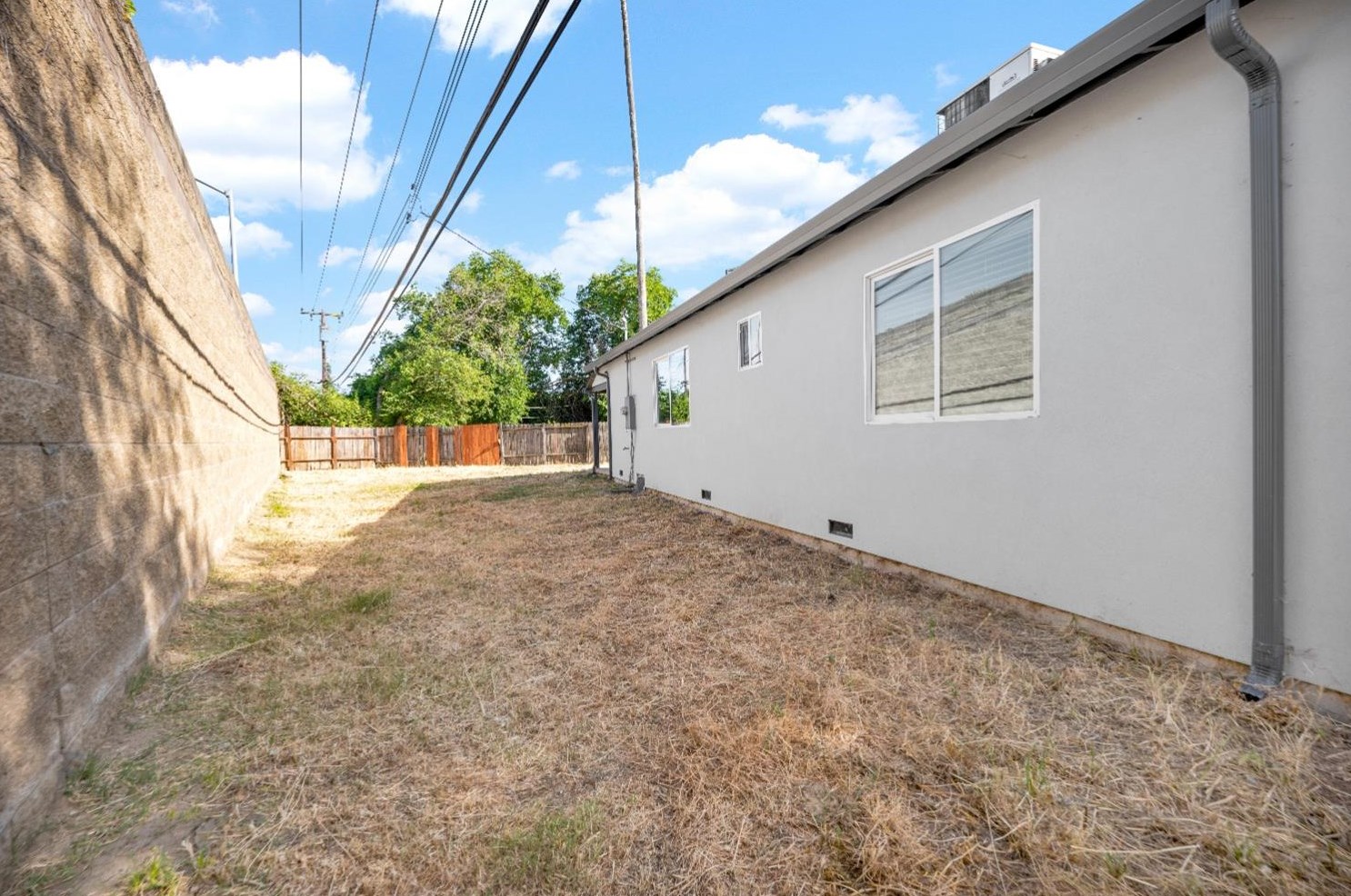 7421 Circle Pkwy, Sacramento CA  95823-3125 exterior