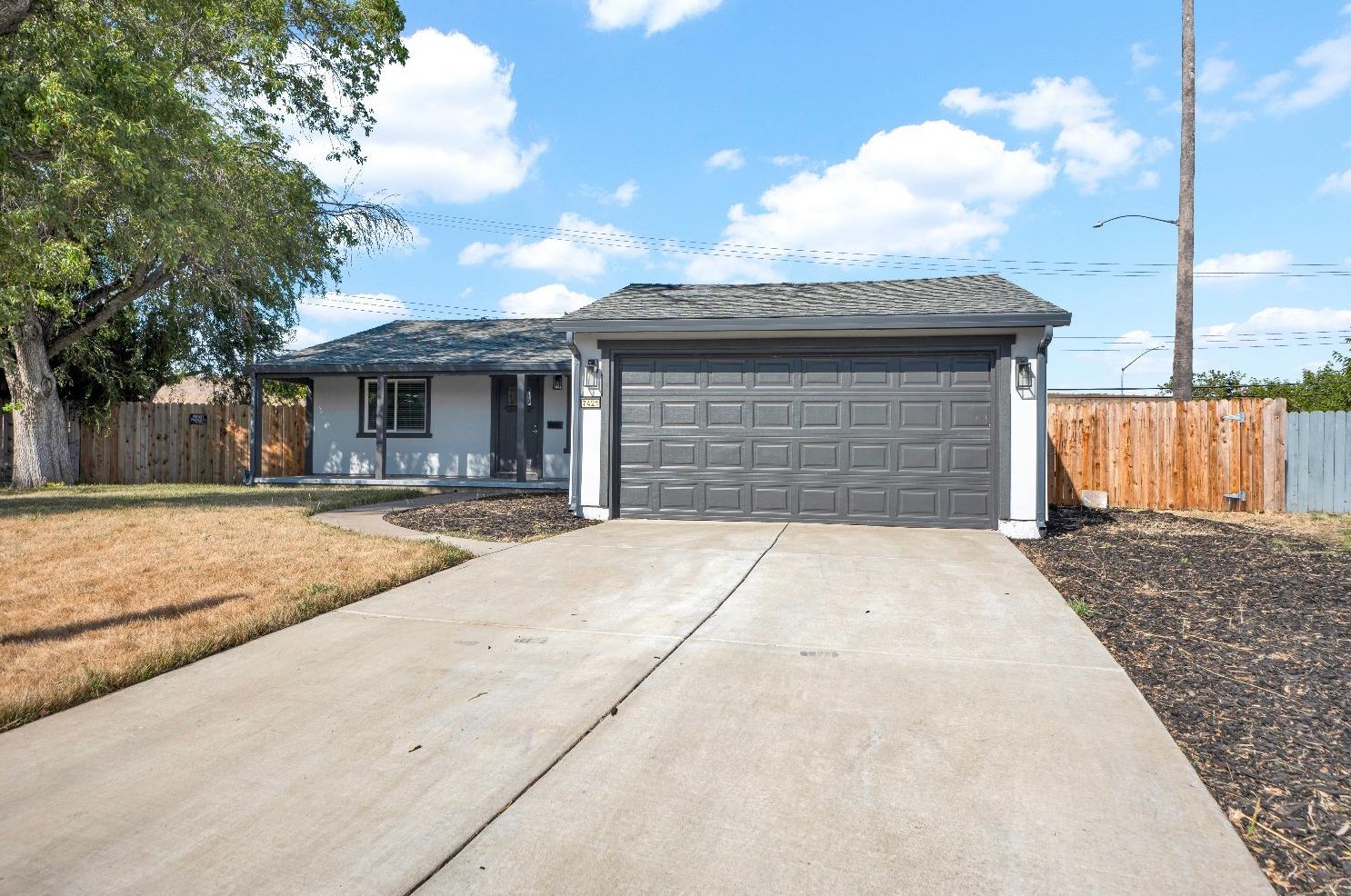 7421 Circle Pkwy, Sacramento CA  95823-3125 exterior