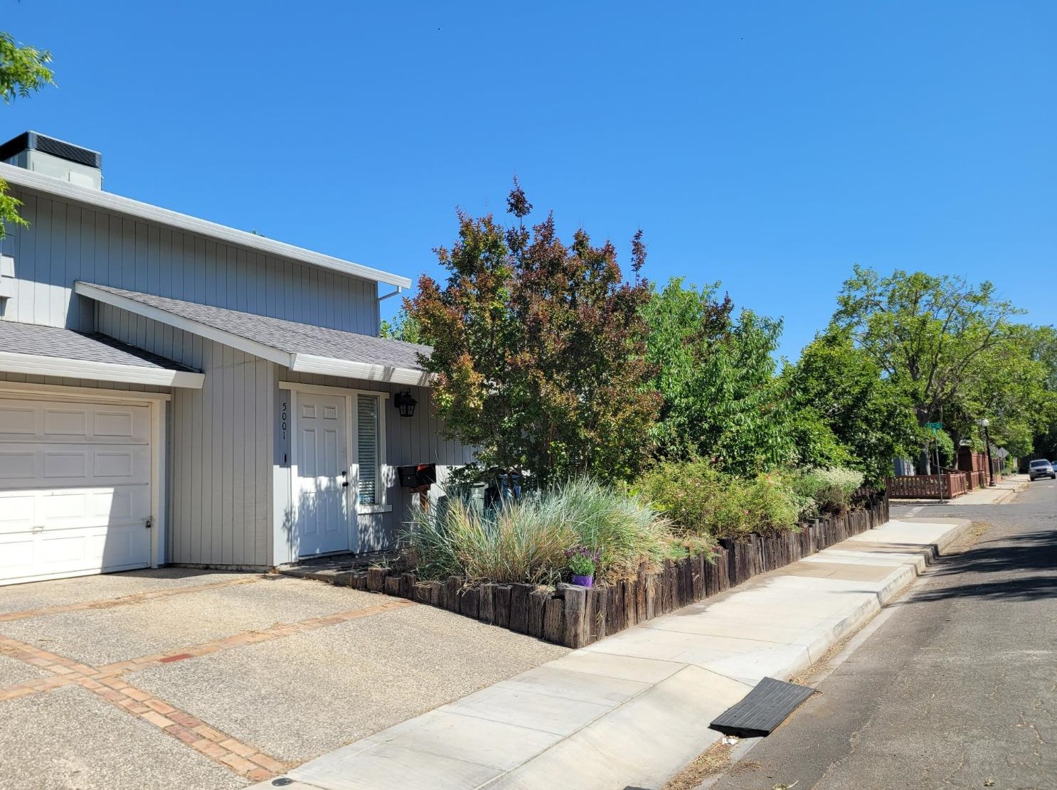 3625 50th St, Sacramento, CA 95820-2229