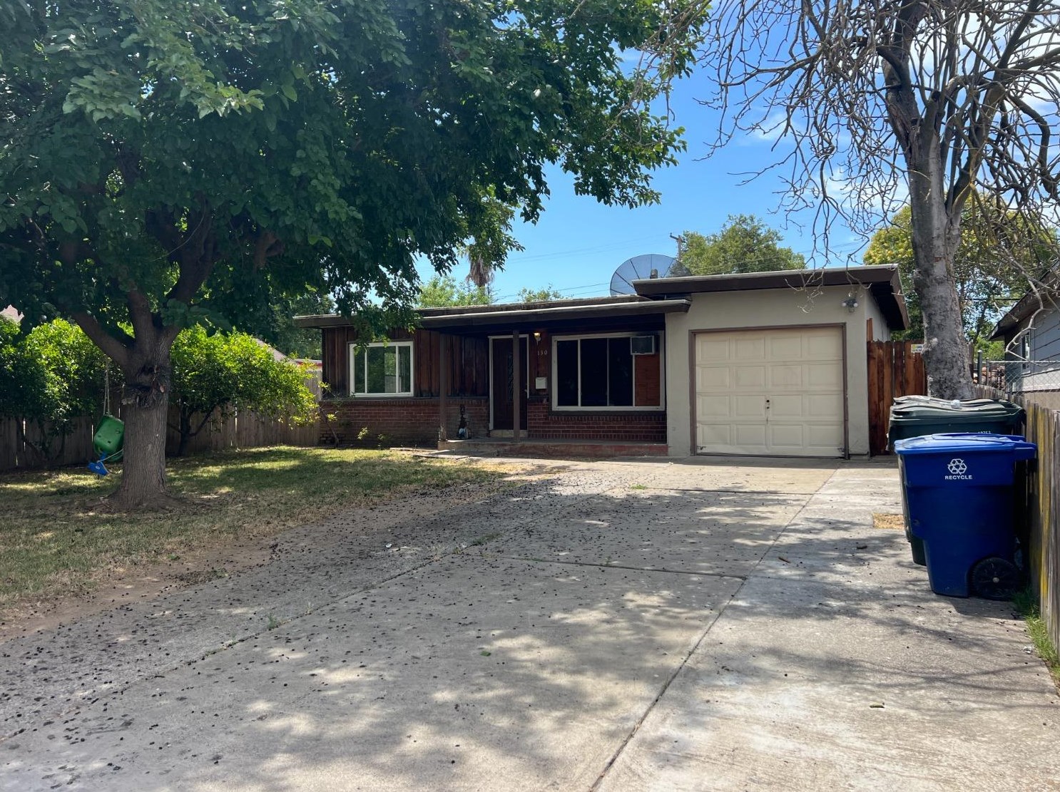 130 Santiago Ave, Sacramento, CA 95815-2035
