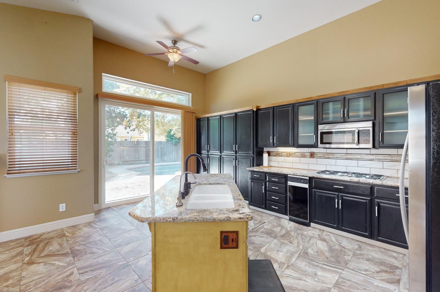 595 Millfront Ave, Yuba City CA 95991-8301 exterior