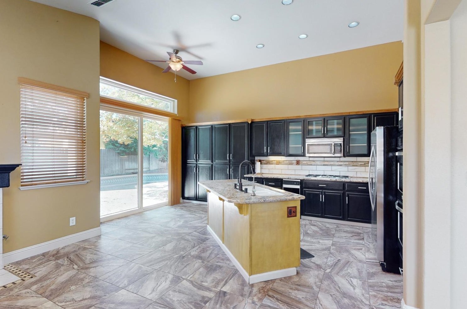 595 Millfront Ave, Yuba City CA 95991-8301 exterior