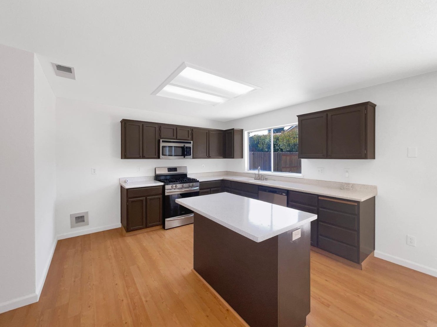 745 Lask Dr, Yuba City, CA 95991-7323