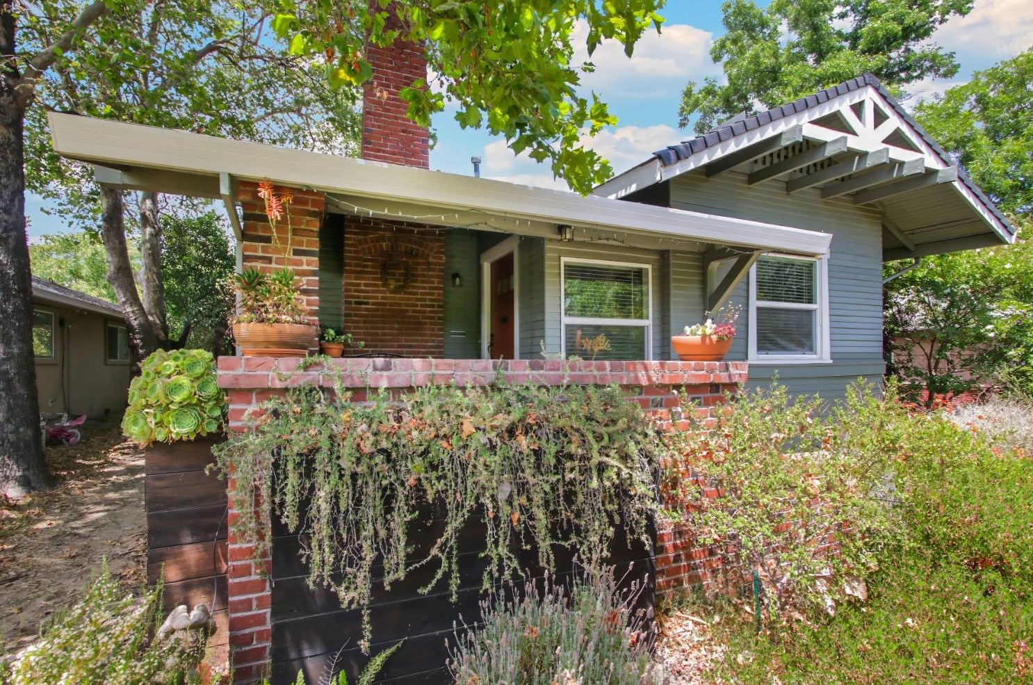 4865 10th Ave, Sacramento, CA 95820-2205