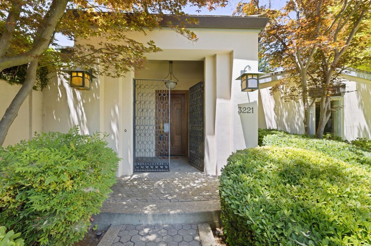 3221 Sierra Oaks Dr, Sacramento, CA 95864-5748