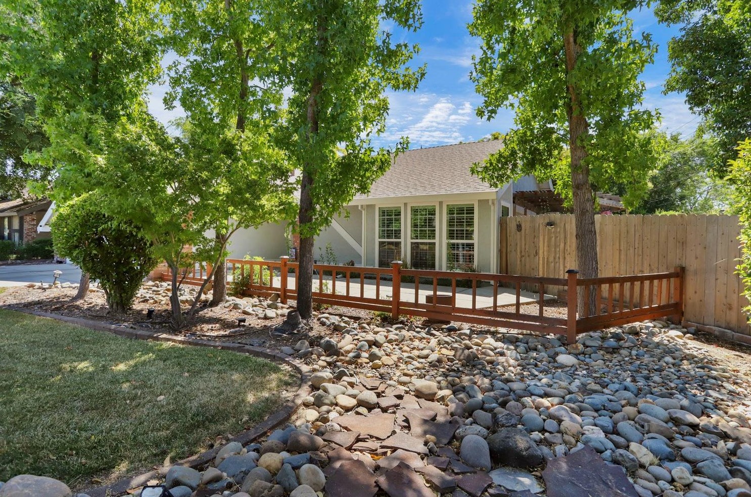 6785 Land Park Dr, Sacramento CA  95831-2879 exterior