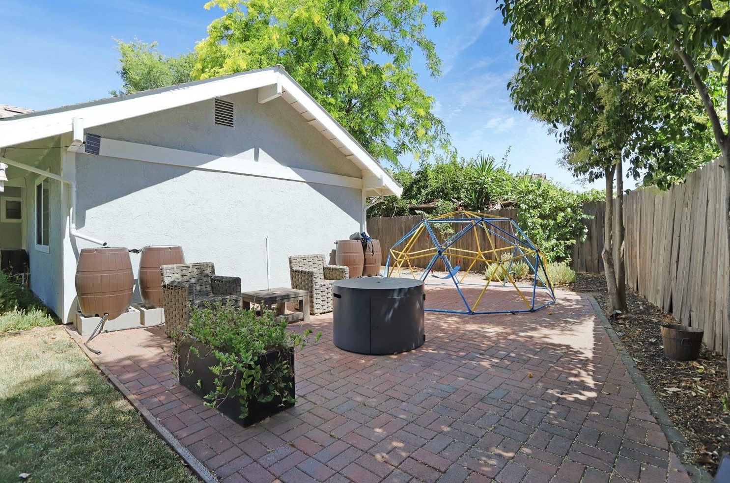 6785 Land Park Dr, Sacramento CA  95831-2879 exterior