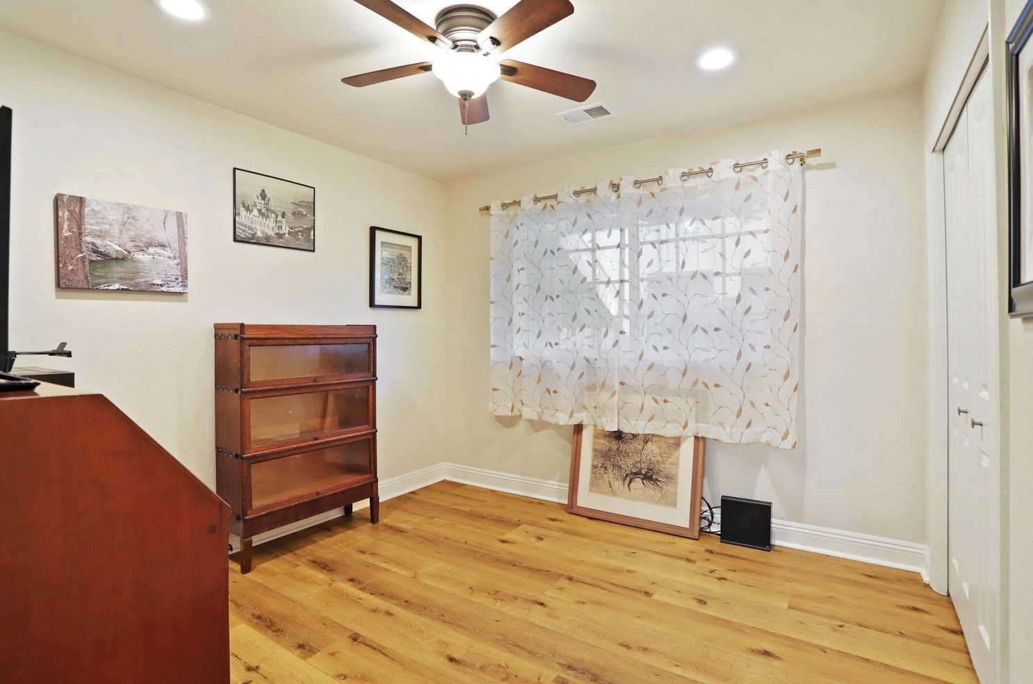 6785 Land Park Dr, Sacramento CA  95831-2879 exterior