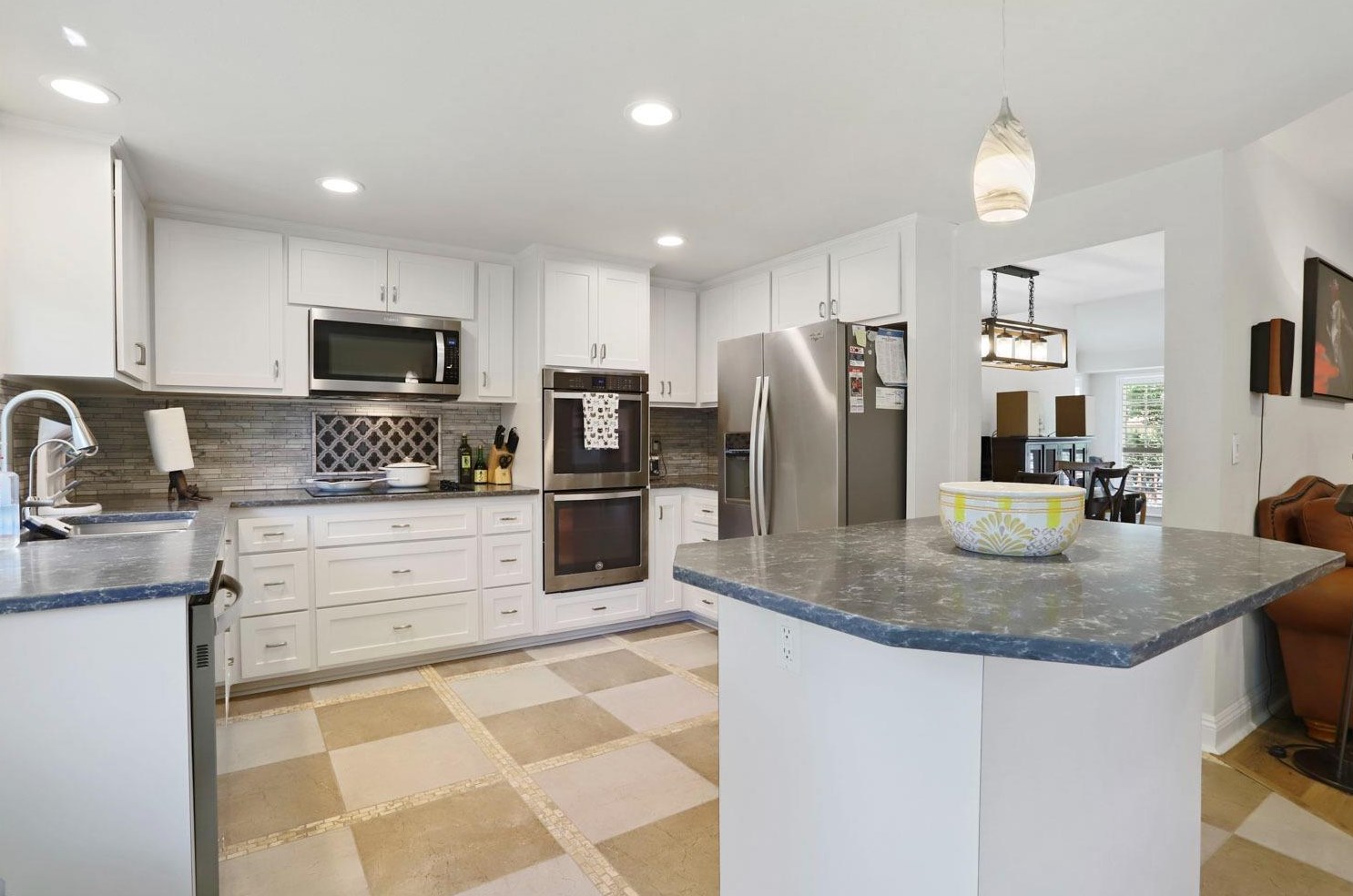6785 Land Park Dr, Sacramento CA  95831-2879 exterior