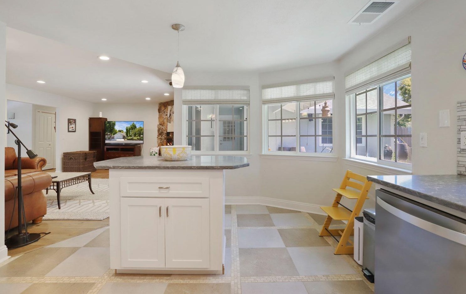 6785 Land Park Dr, Sacramento CA  95831-2879 exterior