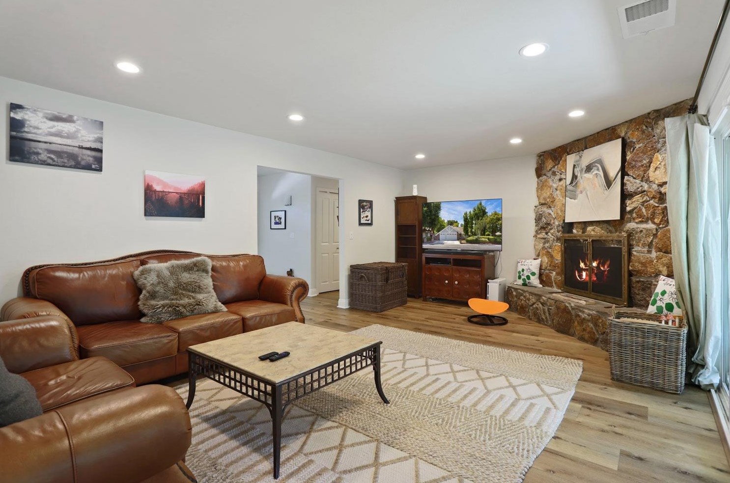 6785 Land Park Dr, Sacramento CA  95831-2879 exterior