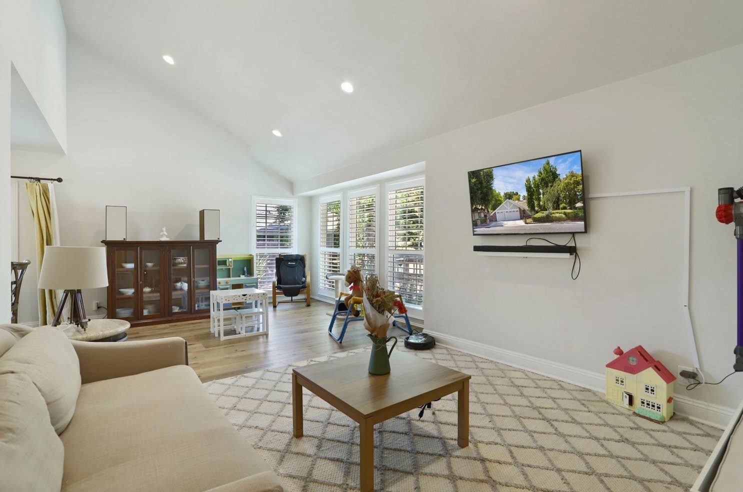 6785 Land Park Dr, Sacramento CA  95831-2879 exterior
