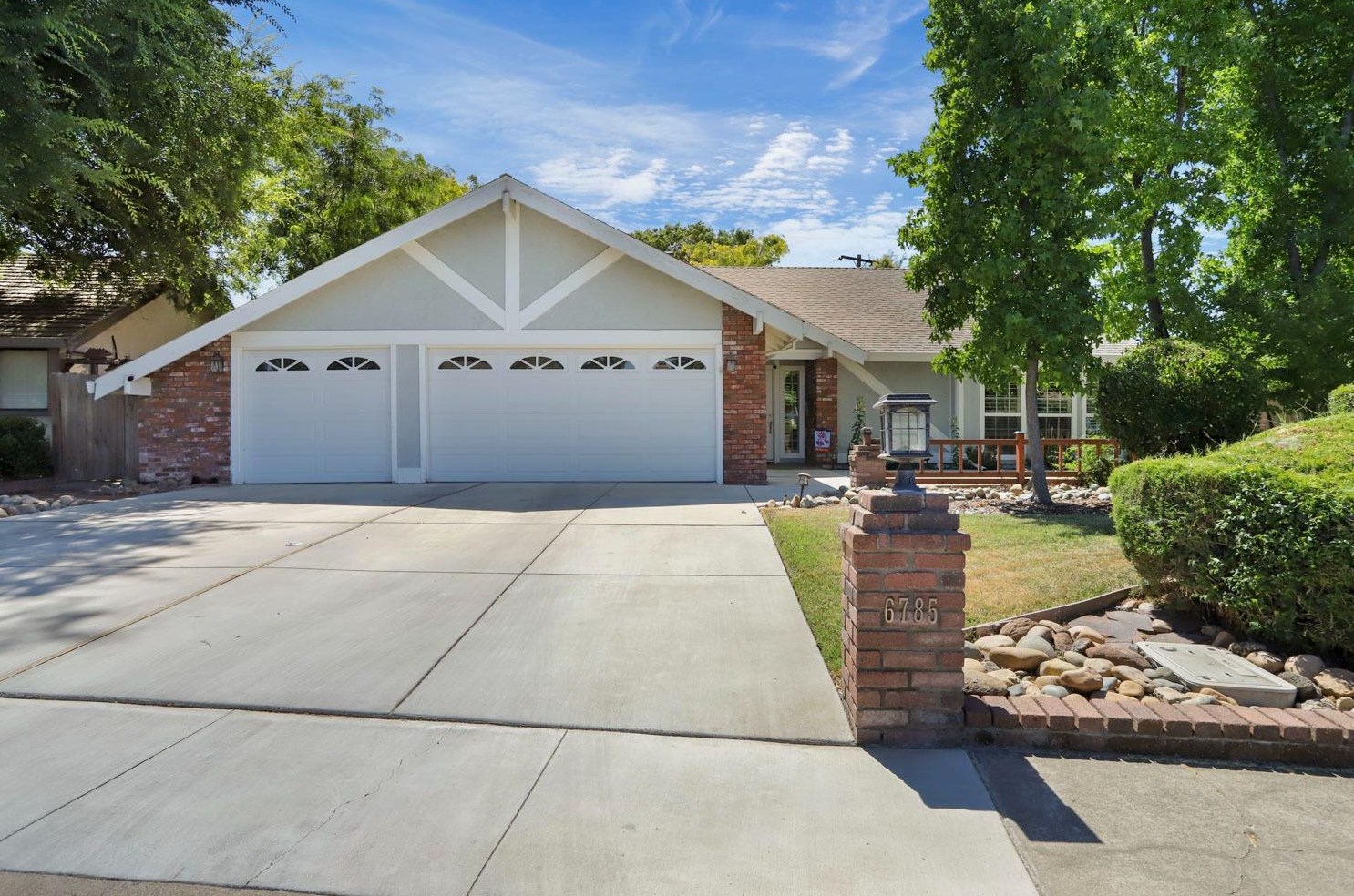 6785 Land Park Dr, Sacramento CA  95831-2879 exterior
