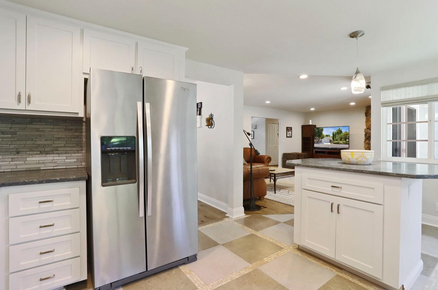 6785 Land Park Dr, Sacramento CA  95831-2879 exterior