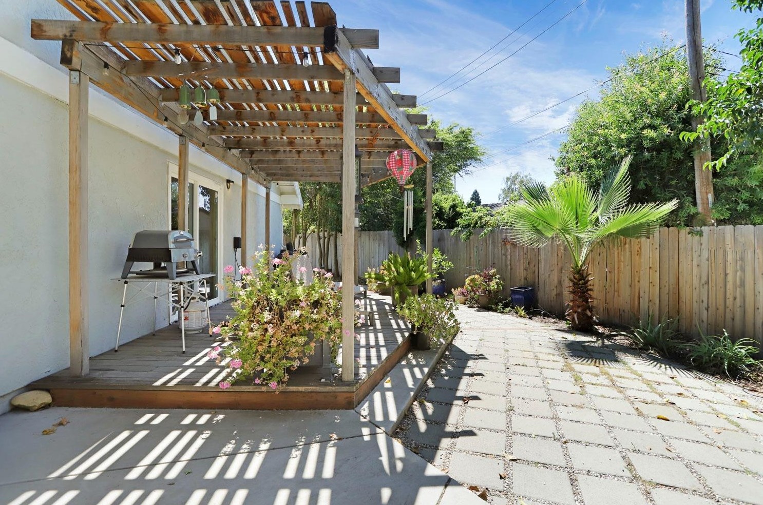 6785 Land Park Dr, Sacramento CA  95831-2879 exterior