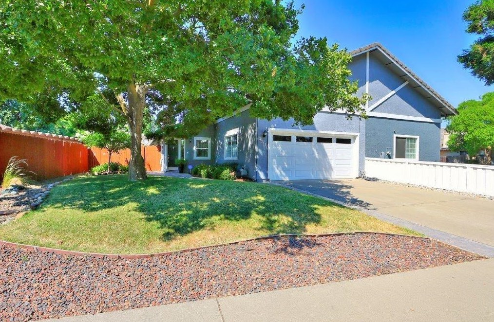 7211 Seasons Dr, Elk Grove, CA 95758