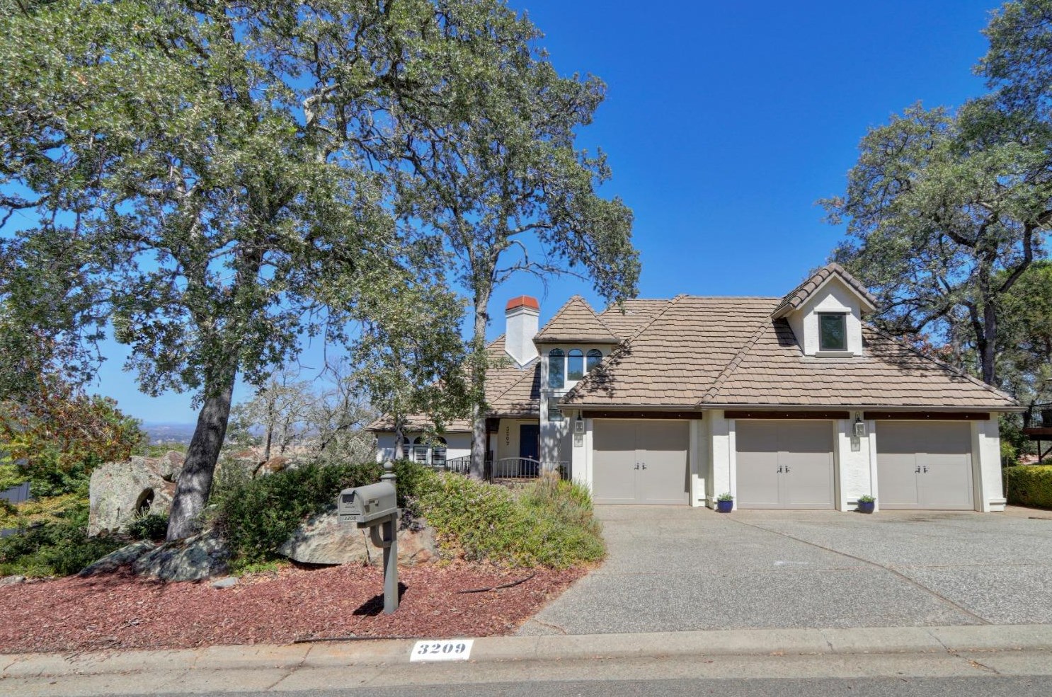 3209 Ridgeview Dr, Folsom, CA 95762