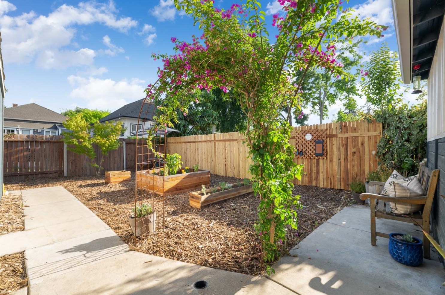 3042 7th Ave, Sacramento CA  95817-3267 exterior