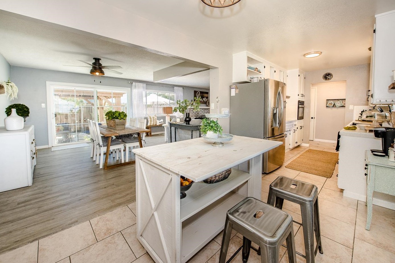 726 Gibson Rd, Woodland CA  95695-4847 exterior