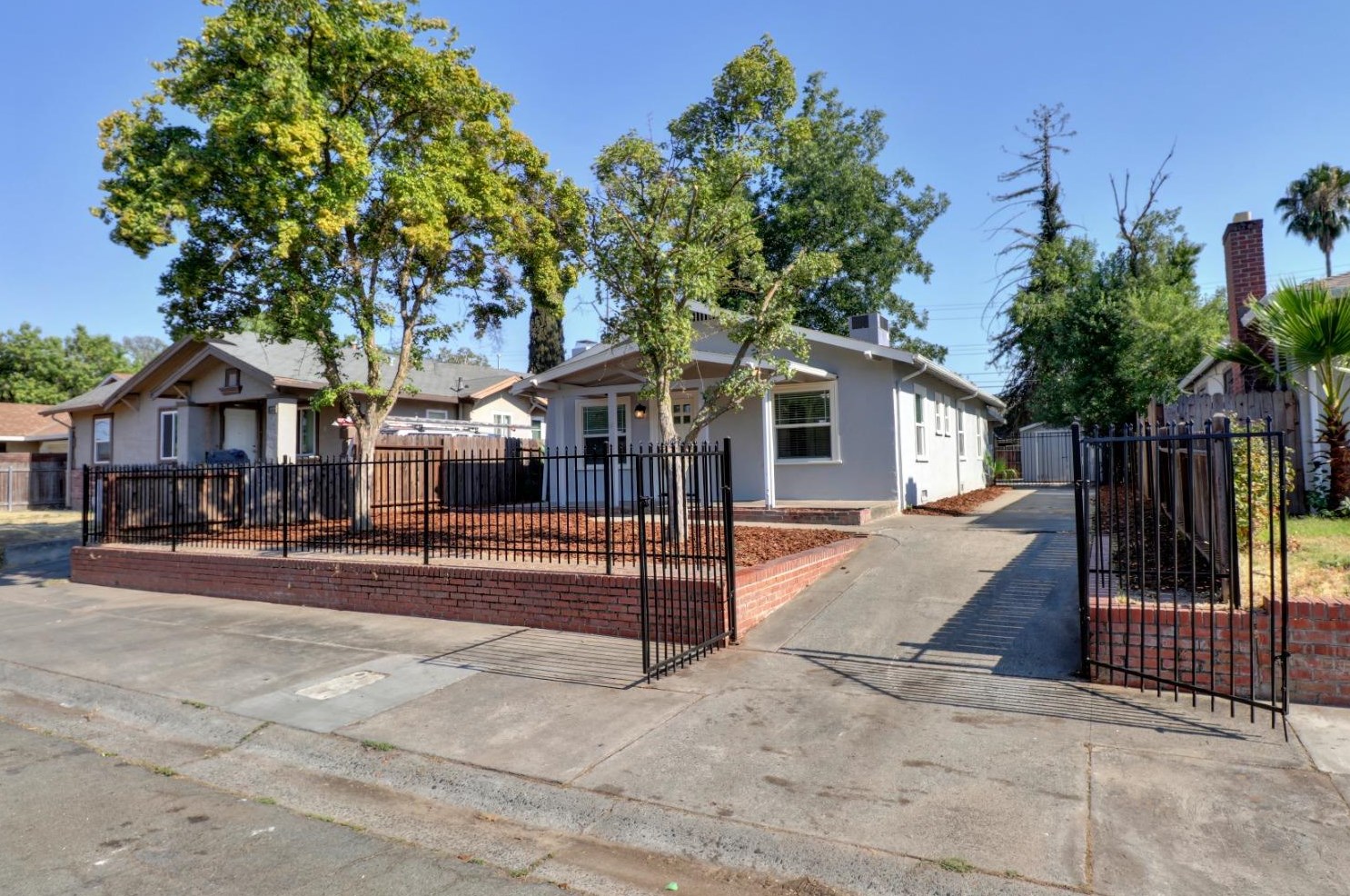 654 Santiago Ave, Sacramento CA  95815-2429 exterior