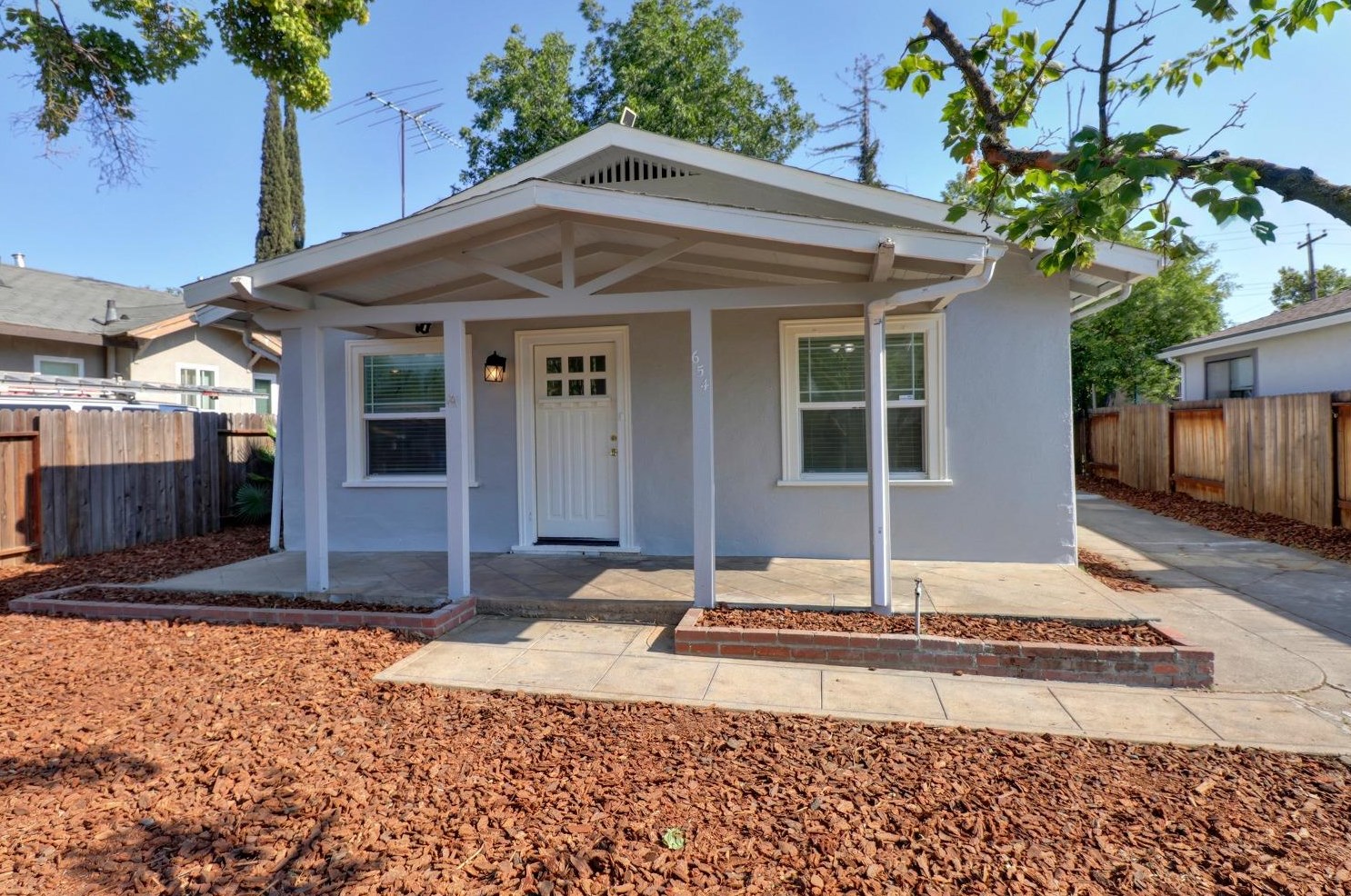 654 Santiago Ave, Sacramento CA  95815-2429 exterior