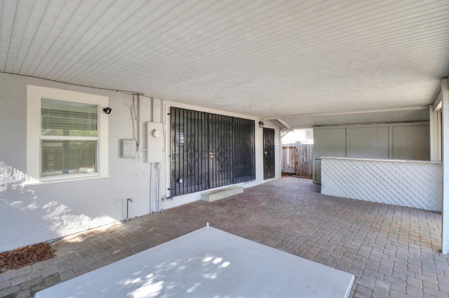 654 Santiago Ave, Sacramento CA  95815-2429 exterior