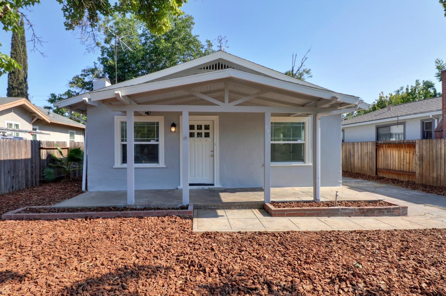 654 Santiago Ave, Sacramento CA  95815-2429 exterior