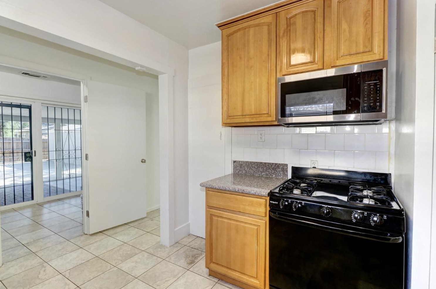 654 Santiago Ave, Sacramento CA  95815-2429 exterior