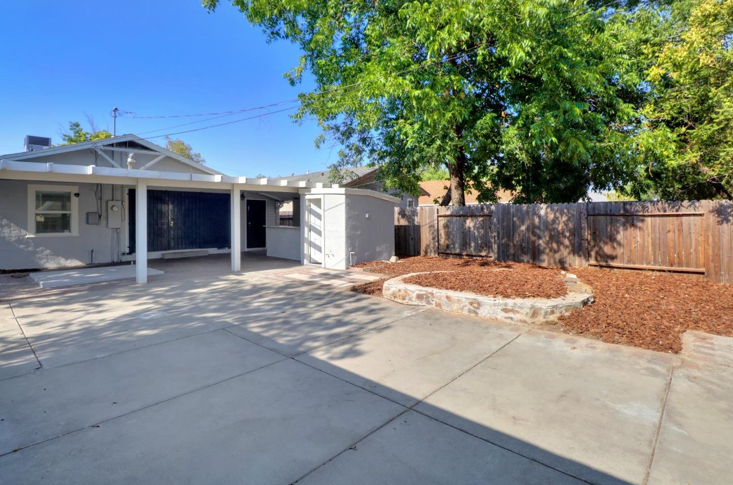 654 Santiago Ave, Sacramento CA  95815-2429 exterior