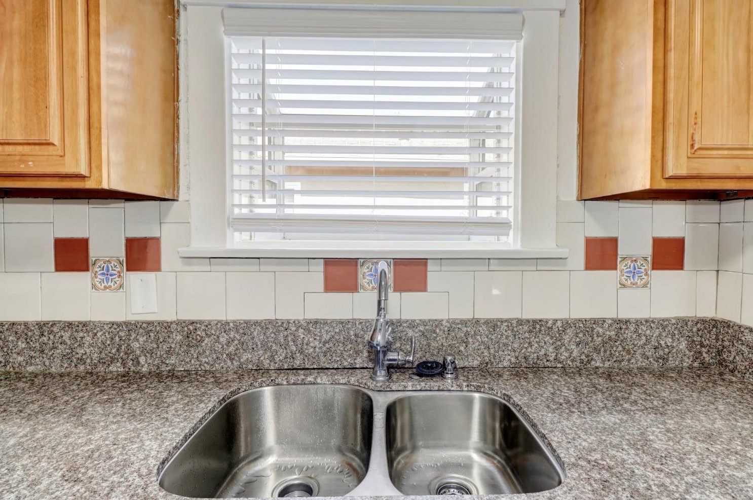 654 Santiago Ave, Sacramento CA  95815-2429 exterior