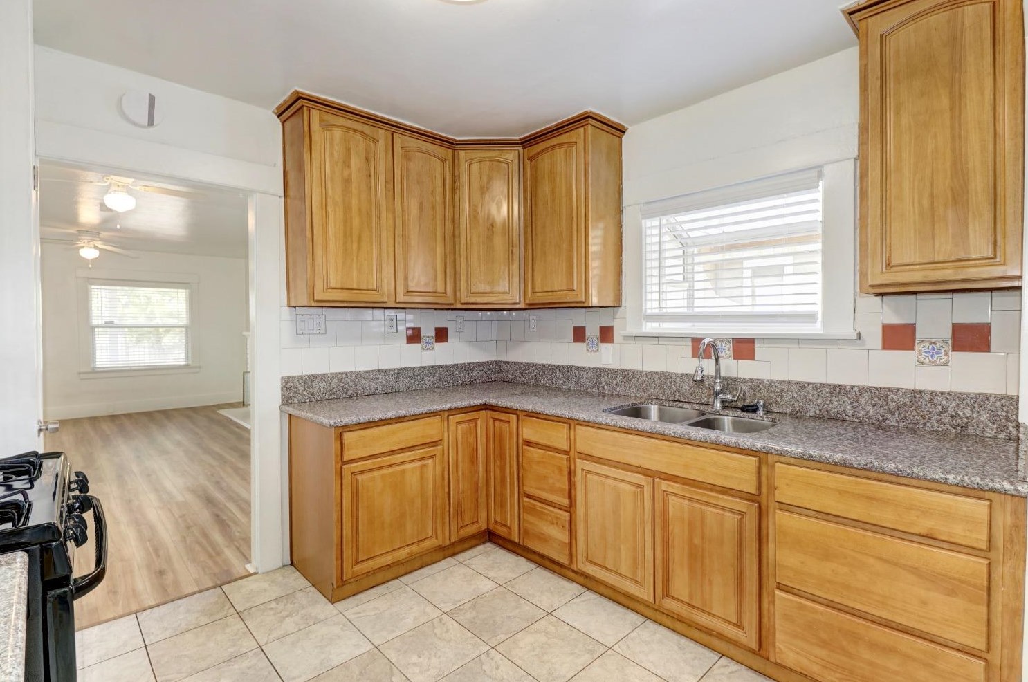 654 Santiago Ave, Sacramento CA  95815-2429 exterior