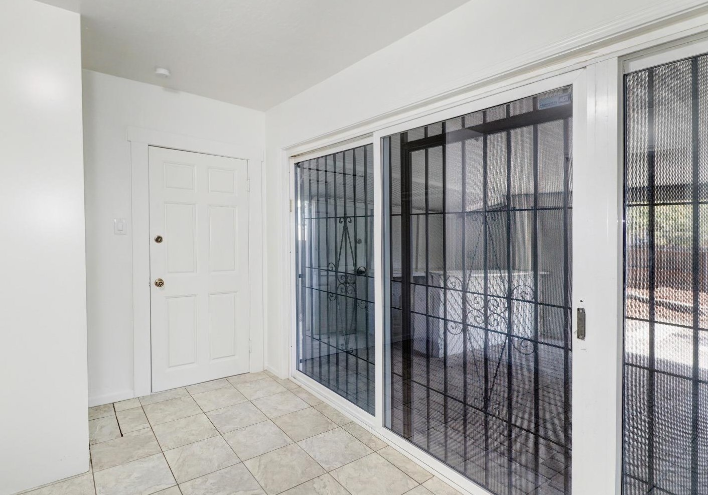 654 Santiago Ave, Sacramento CA  95815-2429 exterior