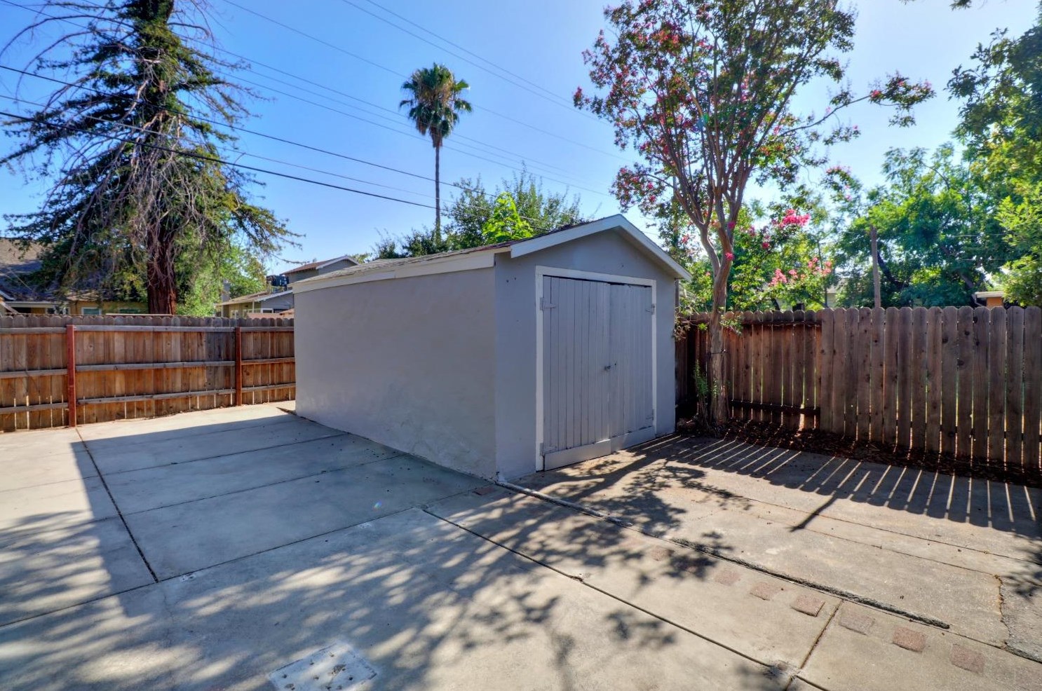 654 Santiago Ave, Sacramento CA  95815-2429 exterior