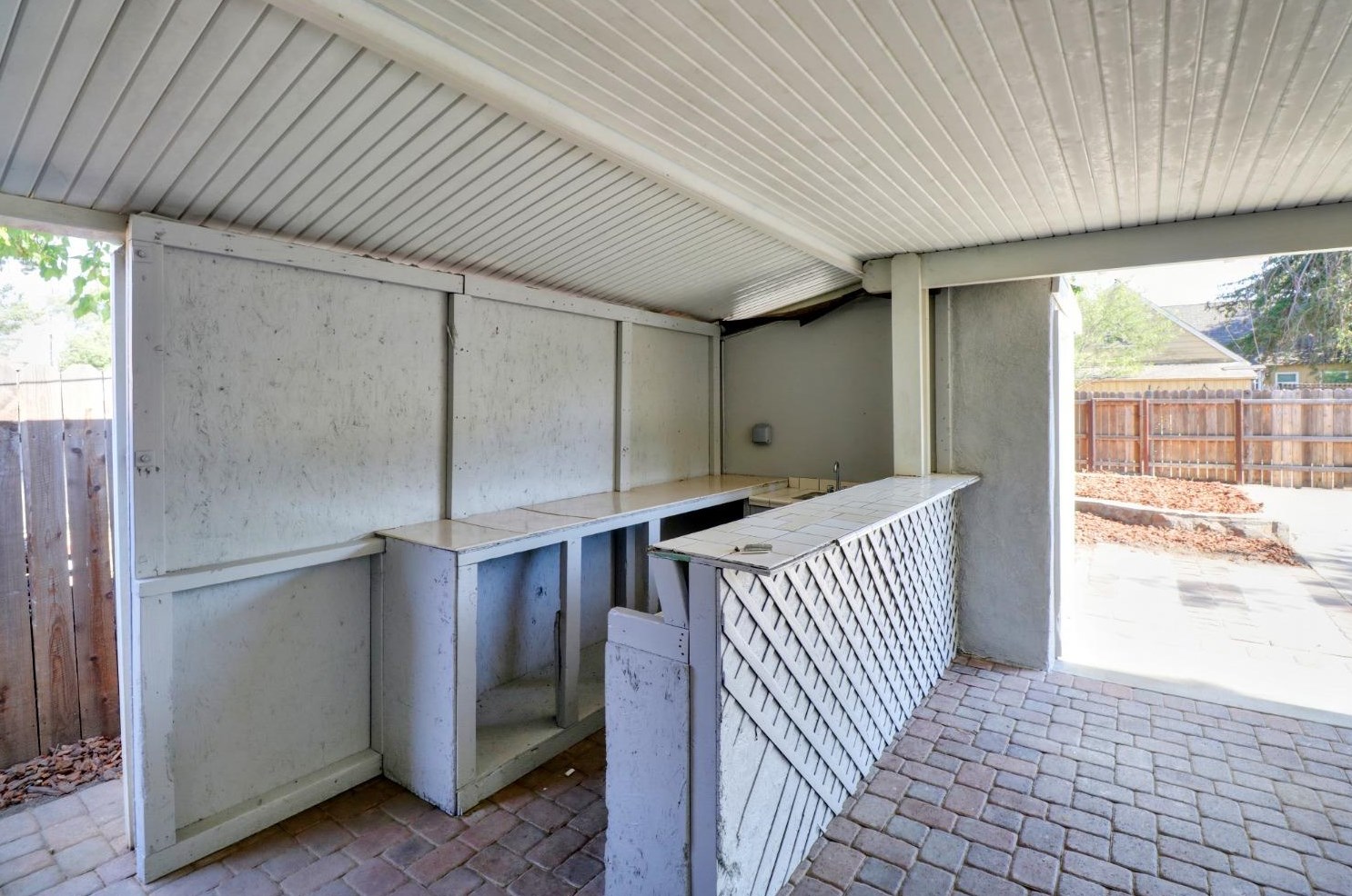 654 Santiago Ave, Sacramento CA  95815-2429 exterior