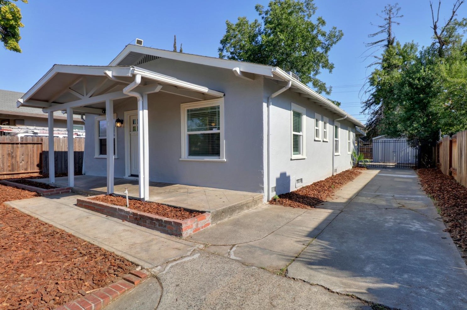 654 Santiago Ave, Sacramento CA  95815-2429 exterior