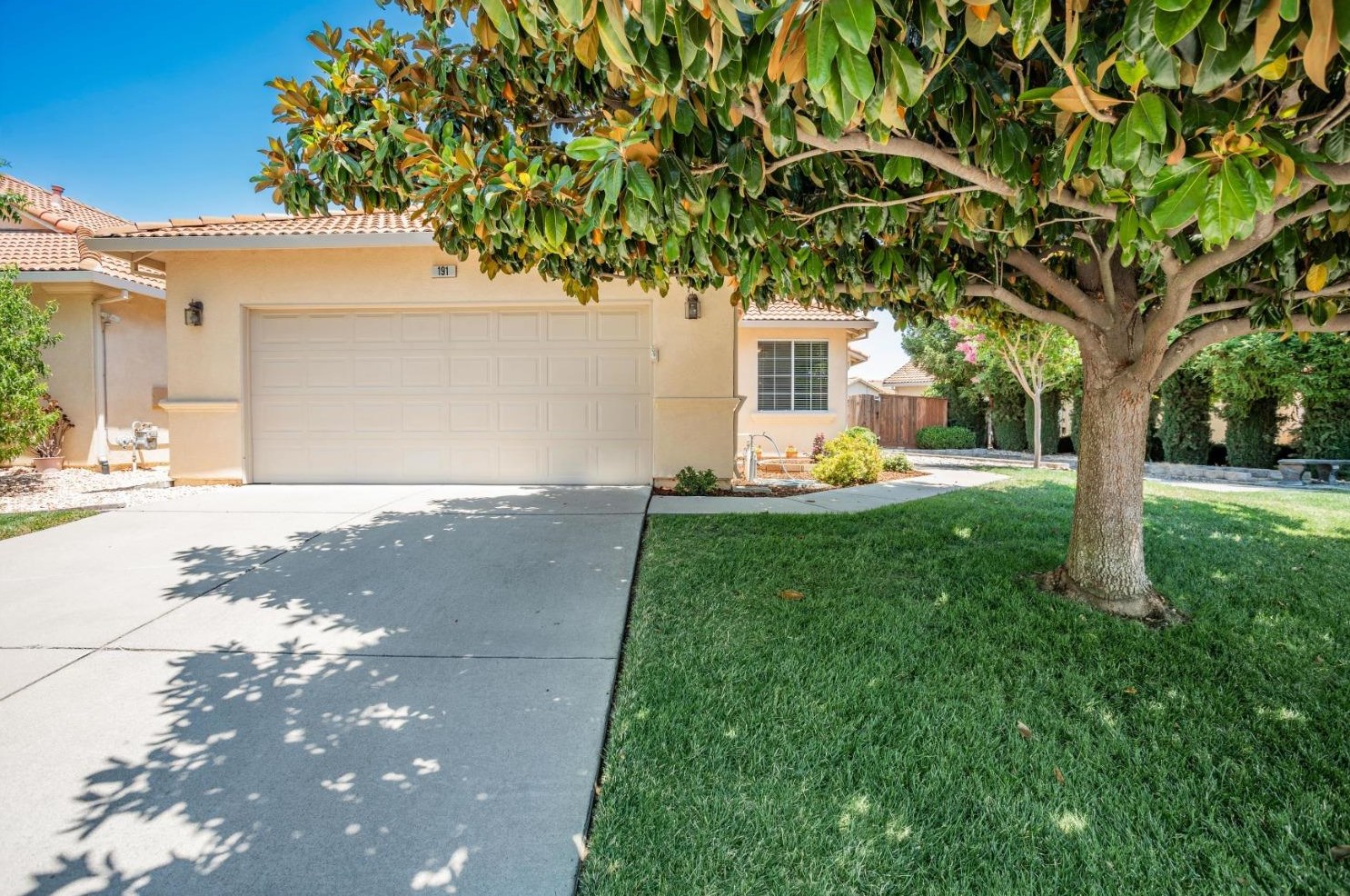 191 Aruba Cir, Sacramento, CA 95823-5984
