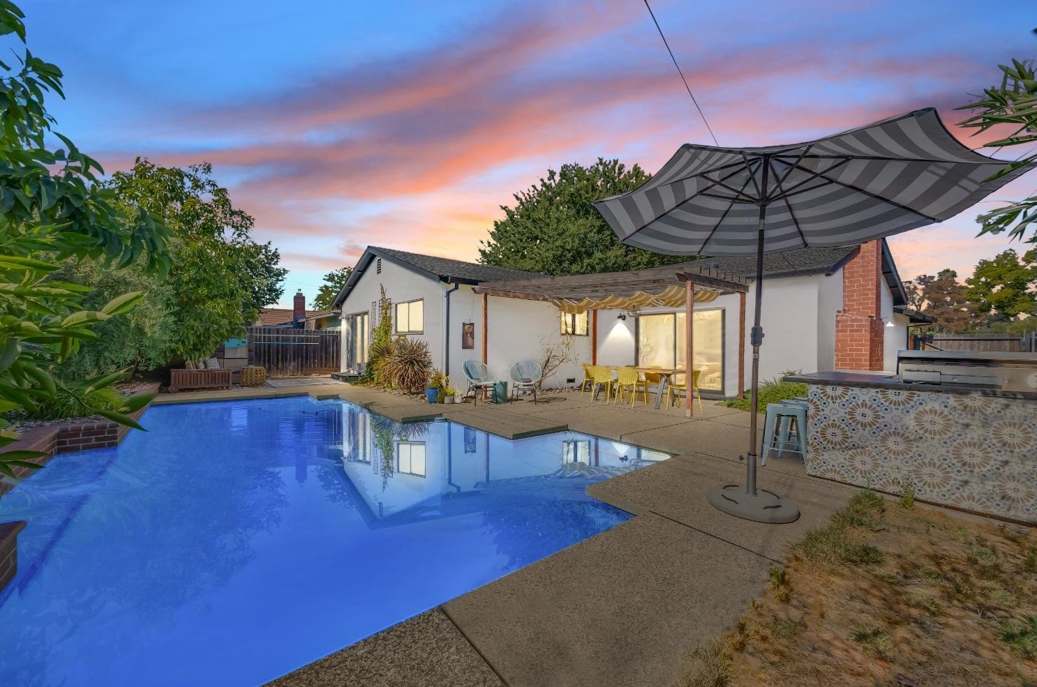 2936 Wissemann Dr, Sacramento, CA 95826-3648