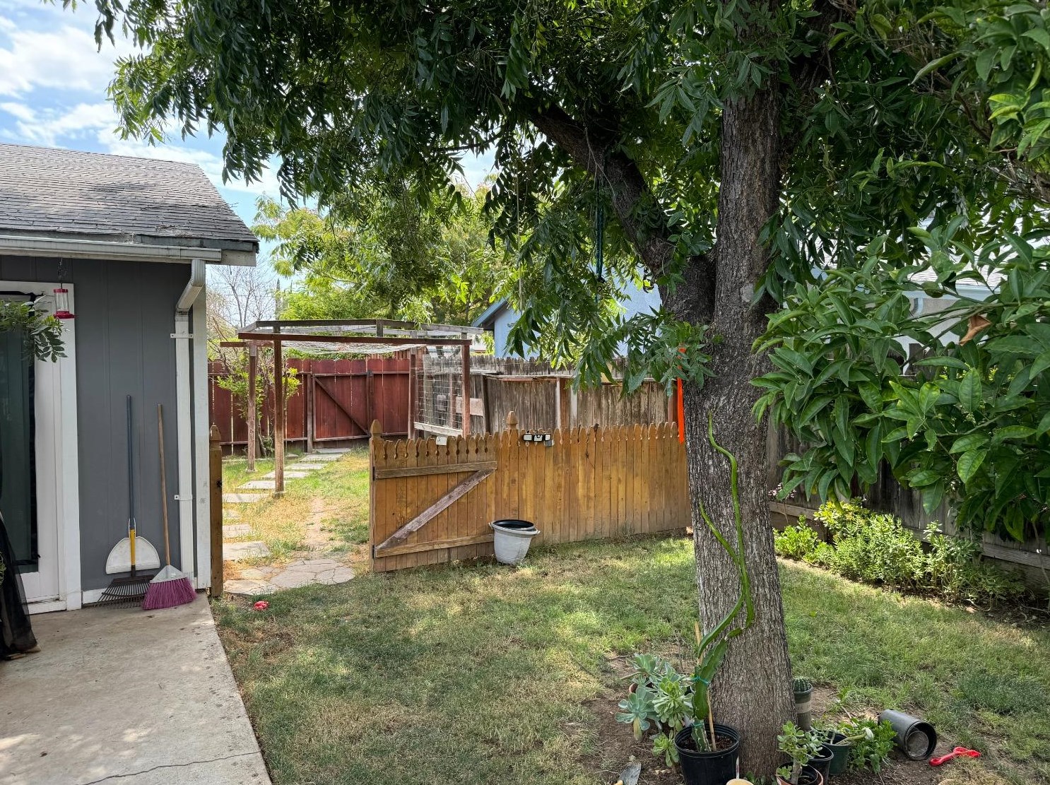323 N 3rd St, Los Banos, CA 93635