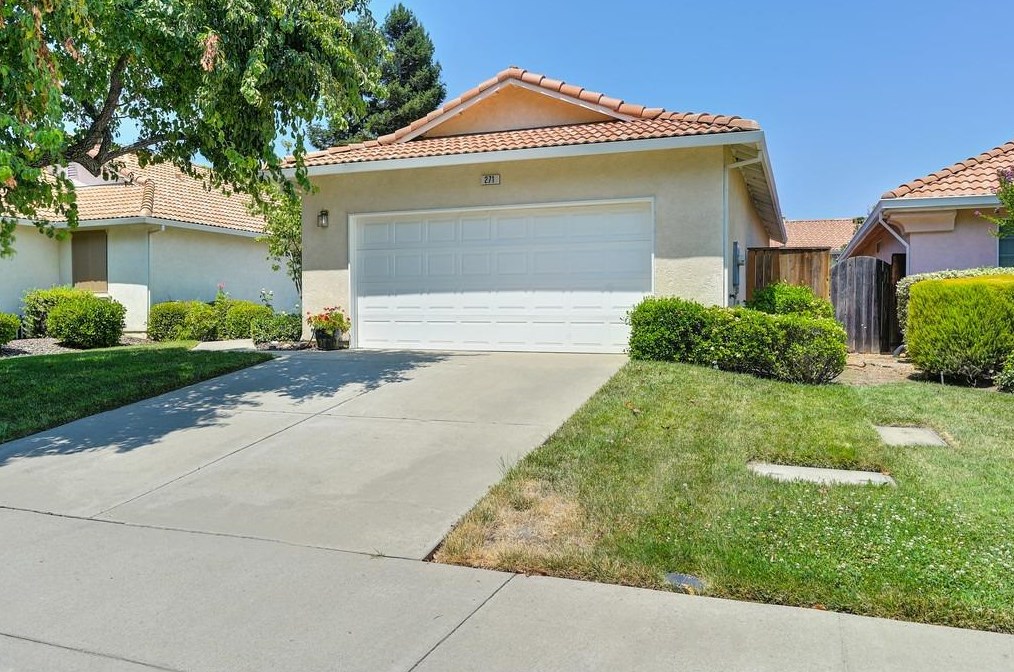 271 Aruba Cir, Sacramento, CA 95823-5985