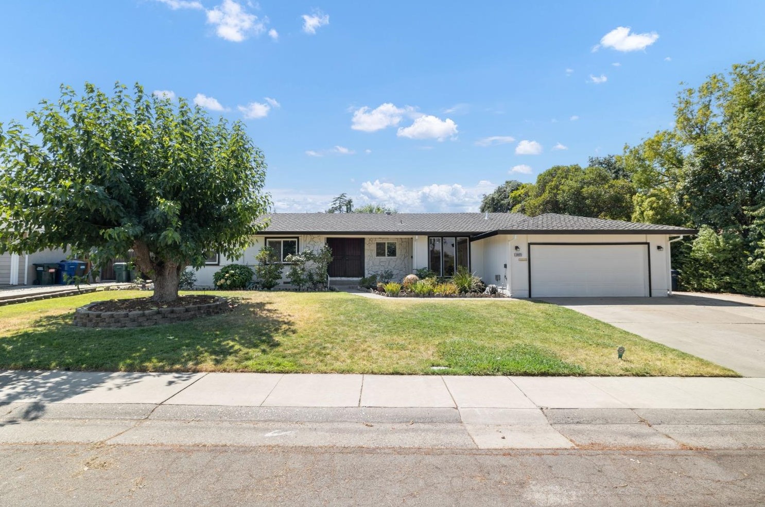 3955 Rochdale Dr, Carmichael, CA 95608