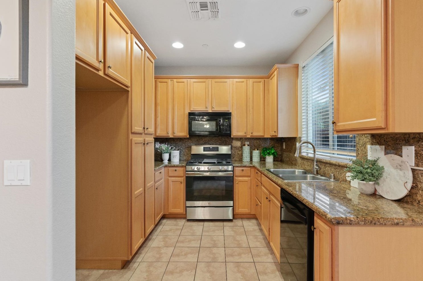 8206 Crystal Walk Cir, Elk Grove CA  95758-8081 exterior