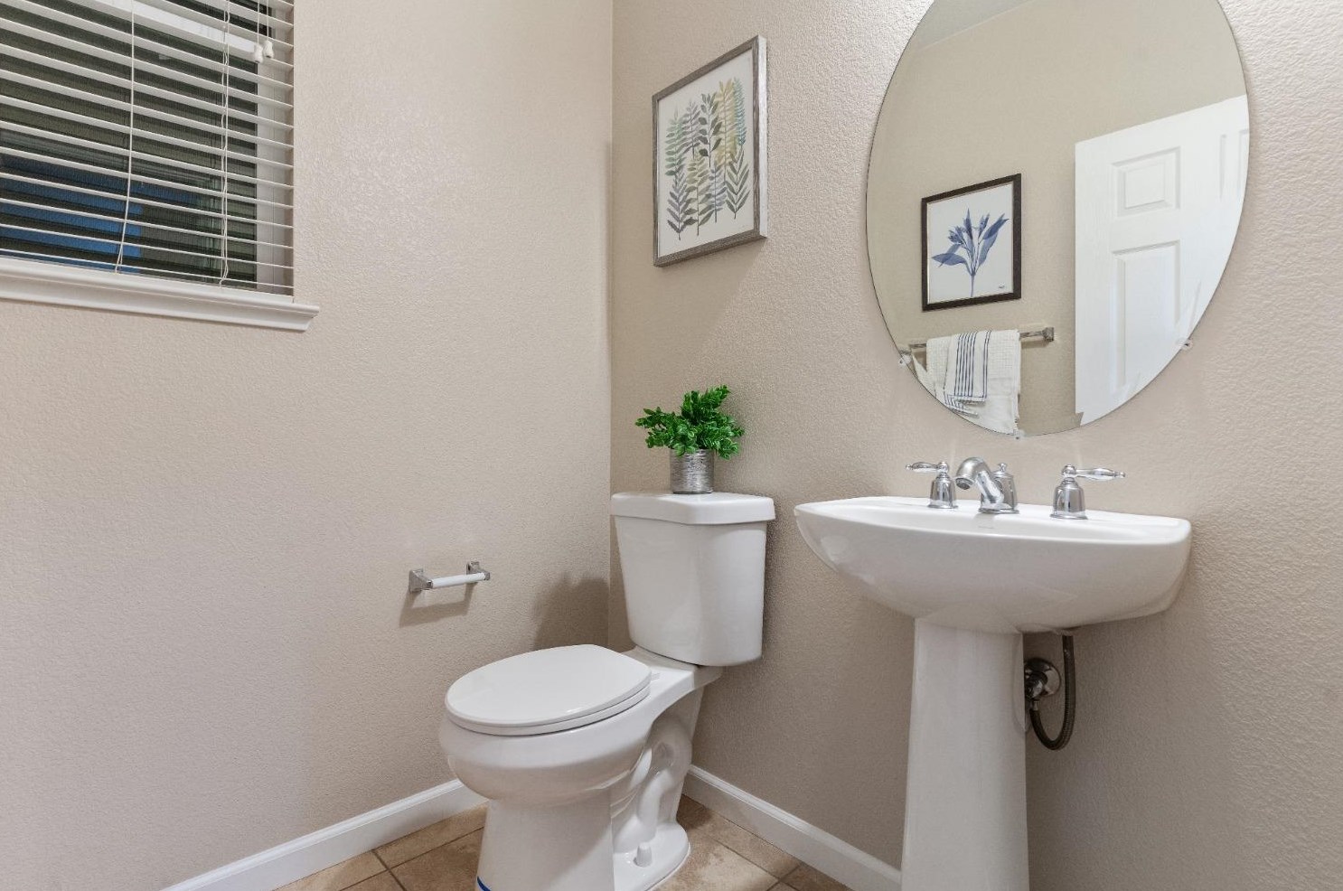 8206 Crystal Walk Cir, Elk Grove CA  95758-8081 exterior