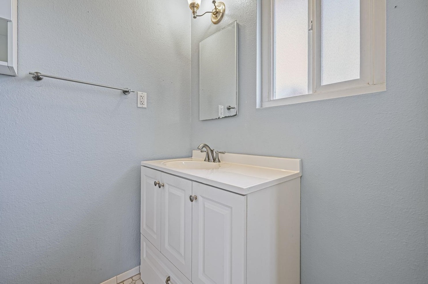 2441 El Camino Dr, Turlock CA  95380-3609 exterior